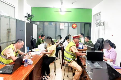 Ngồi giữa đường đèo Hải Vân tạo dáng chụp ảnh- nhóm phụ nữ bị xử phạt