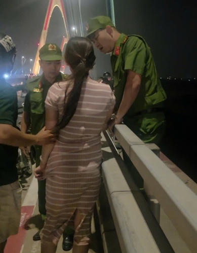 Cảnh sát kịp thời ngăn chặn một phụ nữ mang thai có ý định tự tử tại cầu Nhật Tân