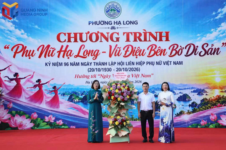 Các đại biểu tặng hoa chúc mừng tại chương trình.Ảnh: Báo Quảng Ninh
