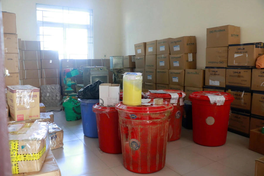 Nhiều đồ vật, tài liệu liên quan đến việc sản xuất thuốc giả - Ảnh Công an Nghệ An.