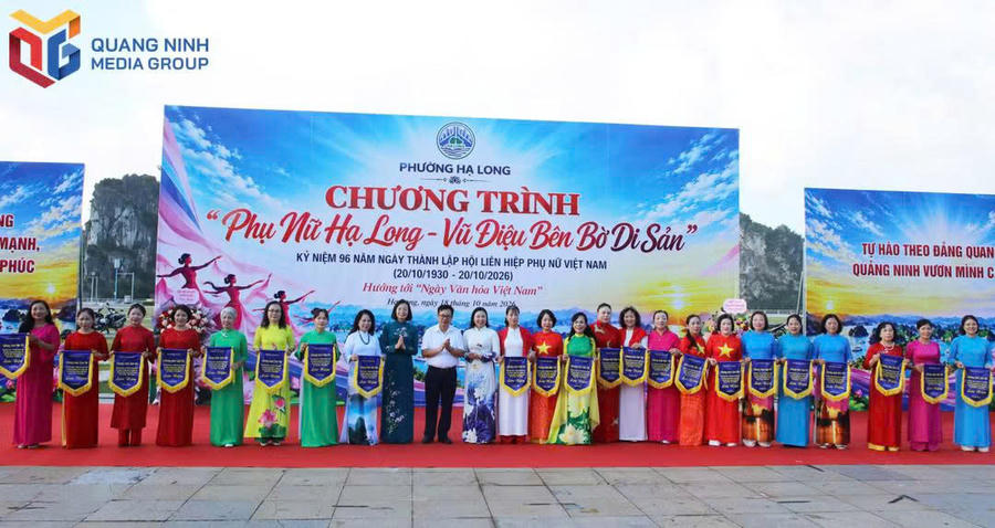 Các đội tham gia nhận cờ lưu niệm của Ban tổ chức.Ảnh: Báo Quảng Ninh