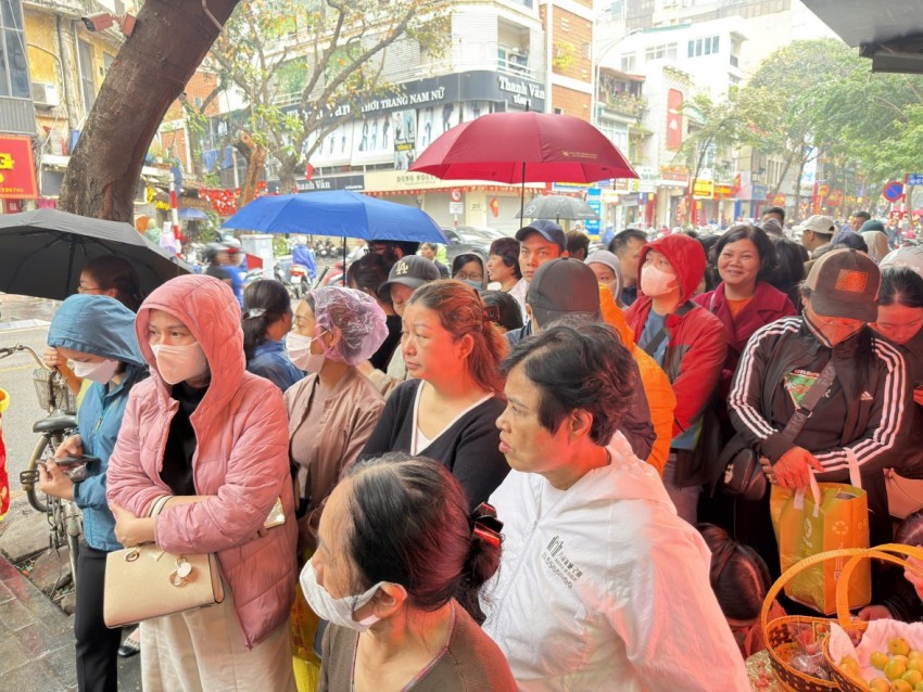 Người dân đội mưa xếp hàng mua vàng ngày Vía Thần tài Người dân đội mưa xếp hàng mua vàng ngày Vía Thần tài
