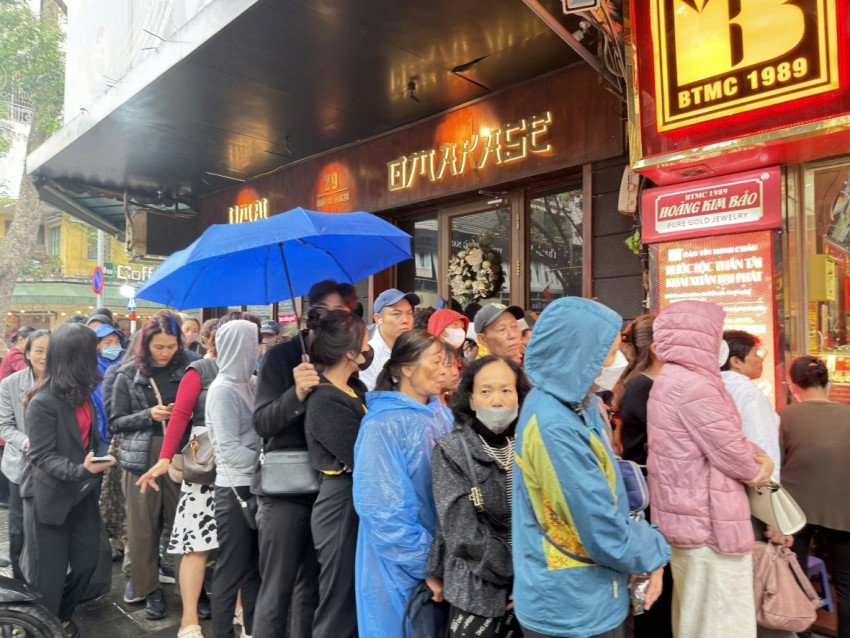Người dân đội mưa xếp hàng mua vàng ngày Vía Thần tài Người dân đội mưa xếp hàng mua vàng ngày Vía Thần tài