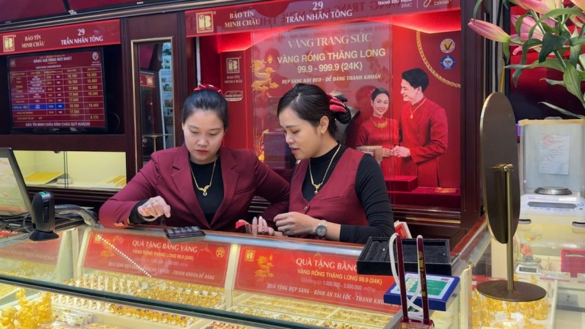 Người dân đội mưa xếp hàng mua vàng ngày Vía Thần tài Người dân đội mưa xếp hàng mua vàng ngày Vía Thần tài