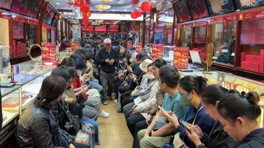 Người dân đội mưa xếp hàng mua vàng ngày Vía Thần tài Người dân đội mưa xếp hàng mua vàng ngày Vía Thần tài