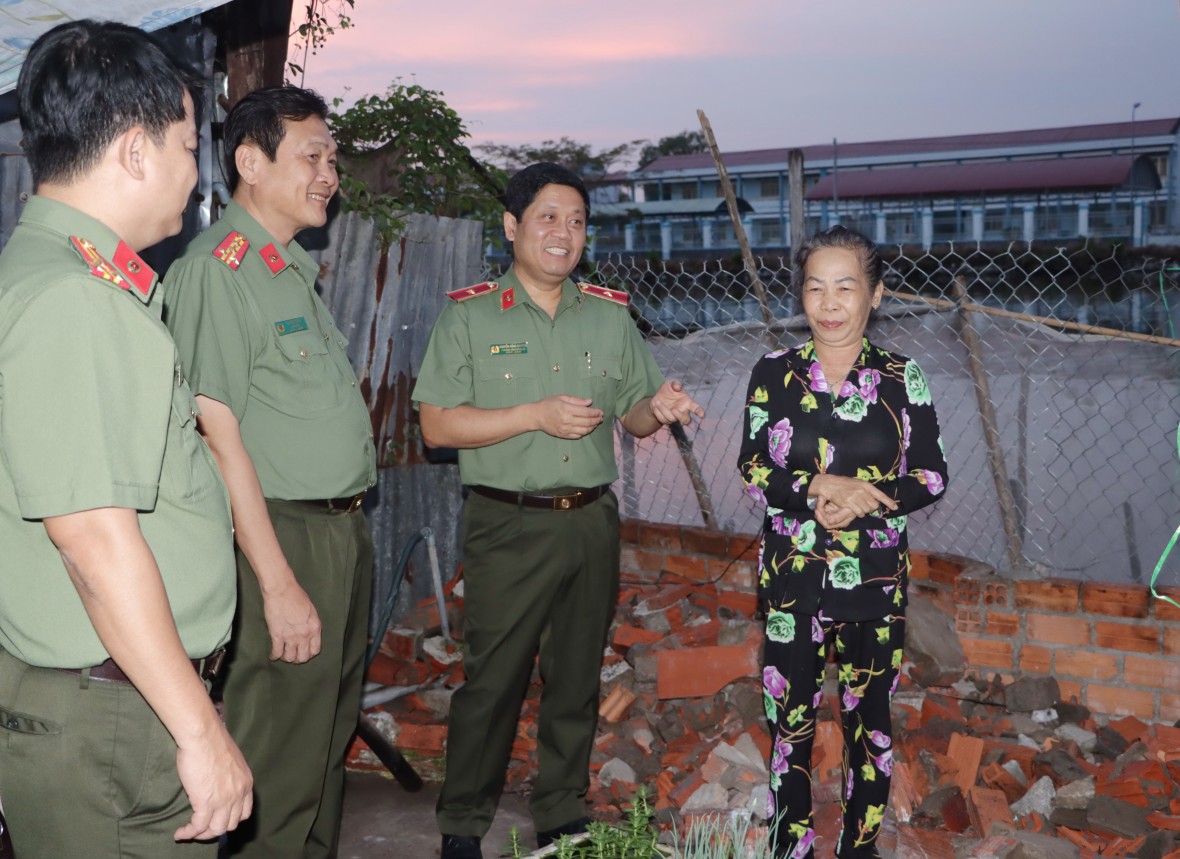 Công an Cà Mau chung tay xây dựng mái ấm nghĩa tình nơi địa đầu cực Nam Tổ quốc Công an Cà Mau chung tay xây dựng mái ấm nghĩa tình nơi địa đầu cực Nam Tổ quốc