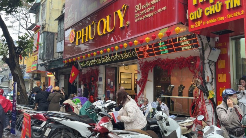 Người dân đội mưa xếp hàng mua vàng ngày Vía Thần tài Người dân đội mưa xếp hàng mua vàng ngày Vía Thần tài