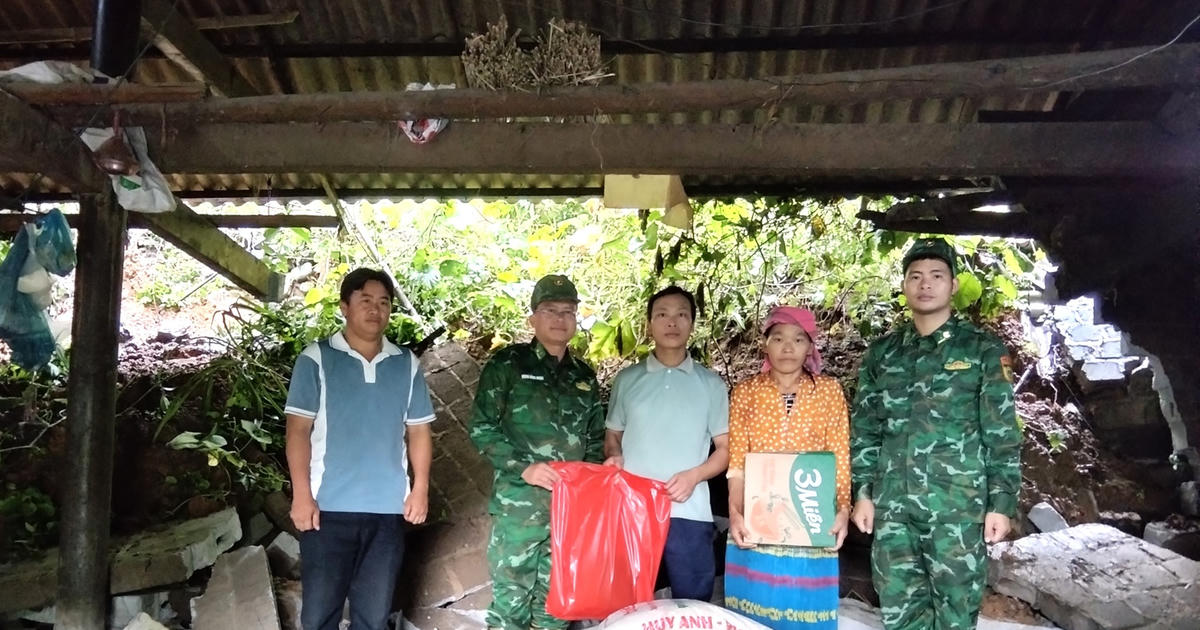 Đồn Biên phòng Cửa khẩu Săm Pun hỗ trợ một gia đình khắc phục hậu quả, di rời khẩn cấp sau lũ