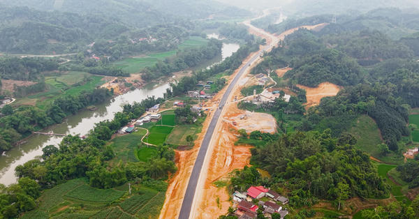Nghỉ lễ 30/4 - 1/5, hàng nghìn công nhân vẫn bám công trường cao tốc để kịp tiến độ