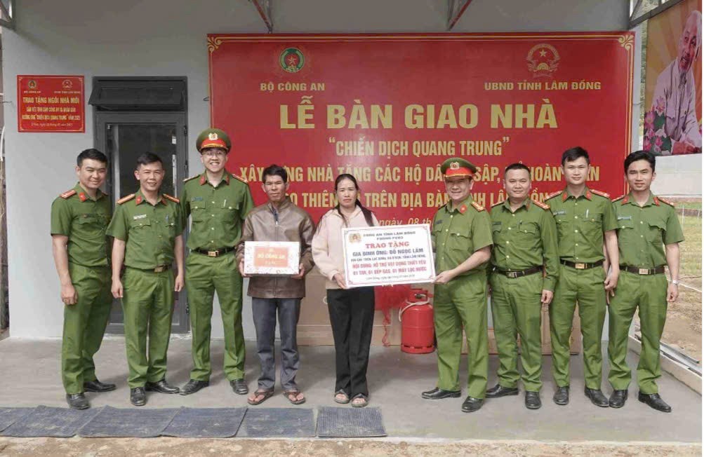 Công an Lâm Đồng hoàn thành 27 căn nhà trong Chiến dịch Quang Trung Công an Lâm Đồng hoàn thành 27 căn nhà trong Chiến dịch Quang Trung