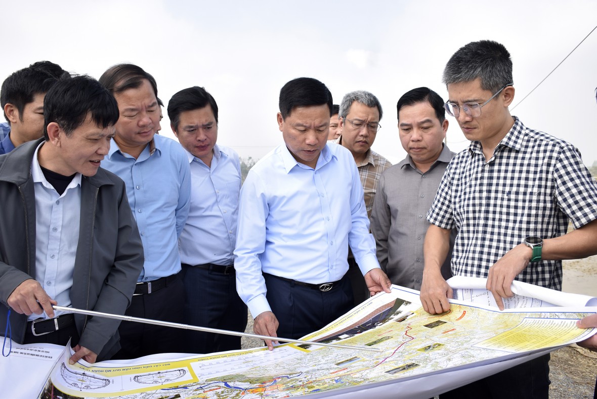 Phó Chủ tịch UBND tỉnh Nghệ An kiểm tra thực địa dự án tại xã Hoa Quân.