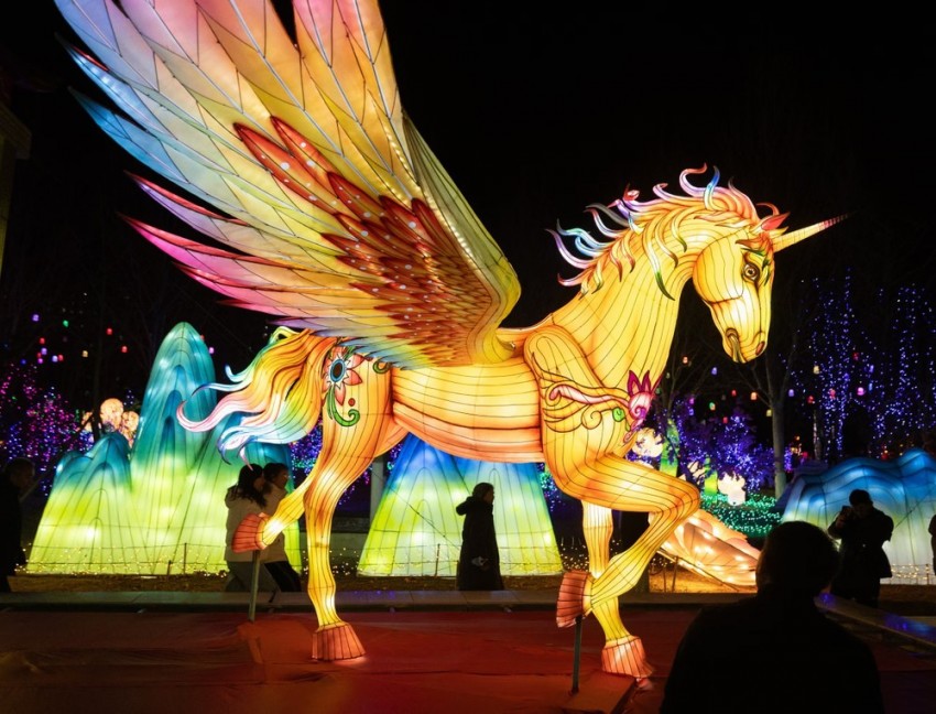 Ngựa, linh vật của năm Bính Ngọ 2026, được trang trí tại Thủ đô Bắc Kinh của Trung Quốc Ngựa, linh vật của năm Bính Ngọ 2026, được trang trí tại Thủ đô Bắc Kinh của Trung Quốc