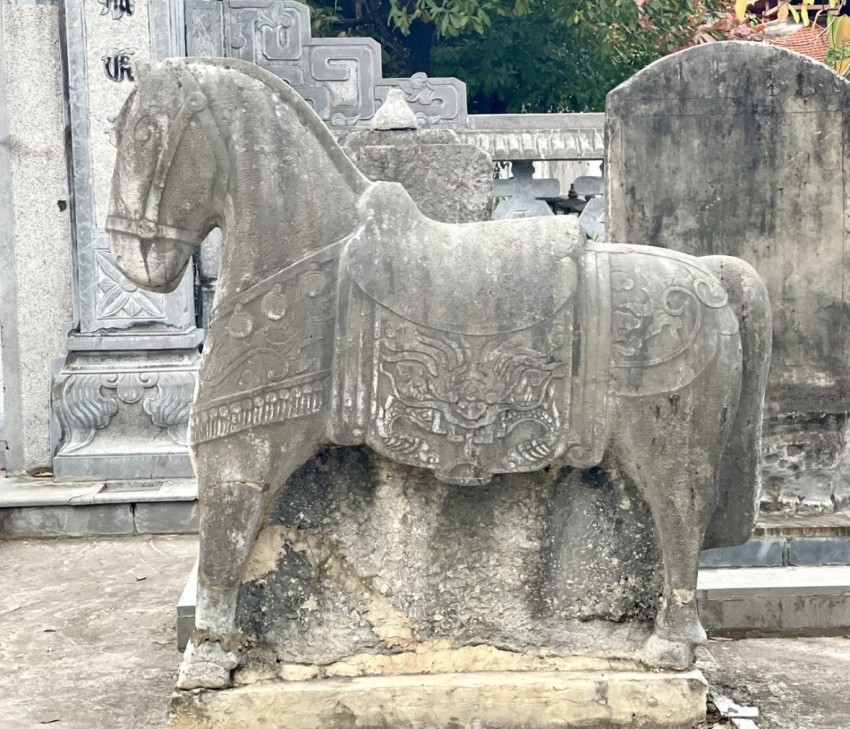 Hai ngựa đá được chạm khắc đúng dáng hình ngựa chiến, sẵn sàng xung trận, được chạm khắc họa tiết, hoa văn cầu kỳ. Hai ngựa đá được chạm khắc đúng dáng hình ngựa chiến, sẵn sàng xung trận, được chạm khắc họa tiết, hoa văn cầu kỳ.