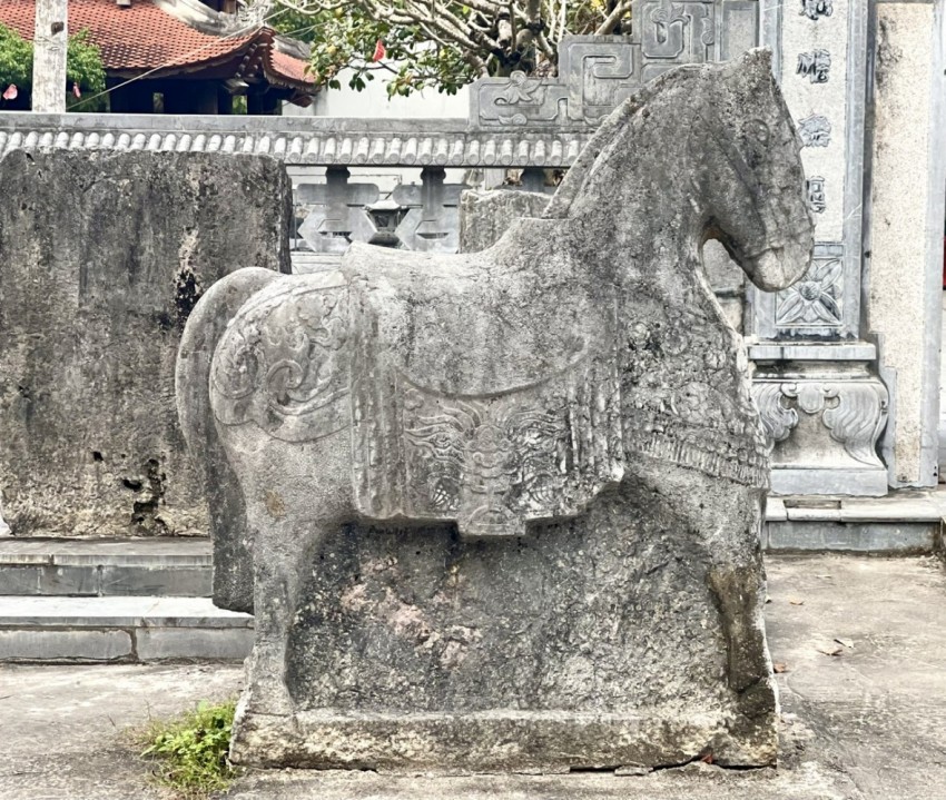 : Phía ngoài Nghi môn đá của đền, hai bên có đặt đôi ngựa bằng đá xanh nguyên khối chầu. Đây là đôi ngựa đá cổ, được tạo dựng từ năm 1926 : Phía ngoài Nghi môn đá của đền, hai bên có đặt đôi ngựa bằng đá xanh nguyên khối chầu. Đây là đôi ngựa đá cổ, được tạo dựng từ năm 1926