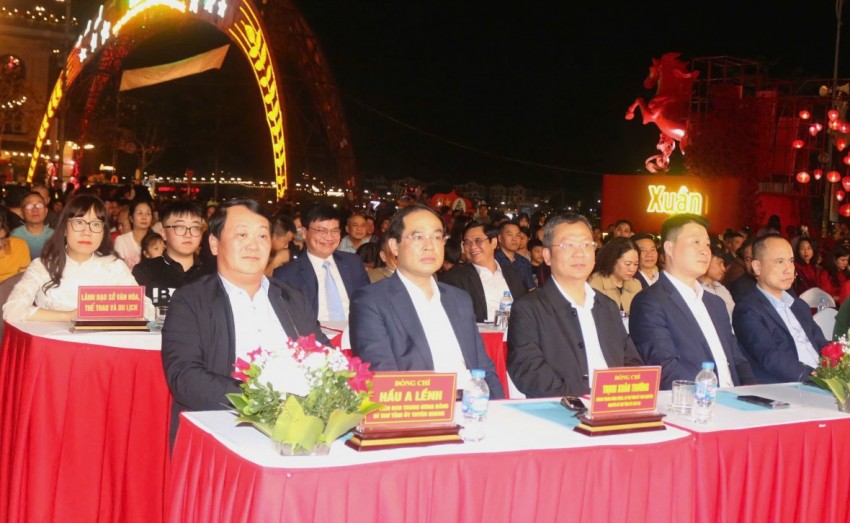 Pháo hoa rực sáng đêm giao thừa biên giới Lào Cai