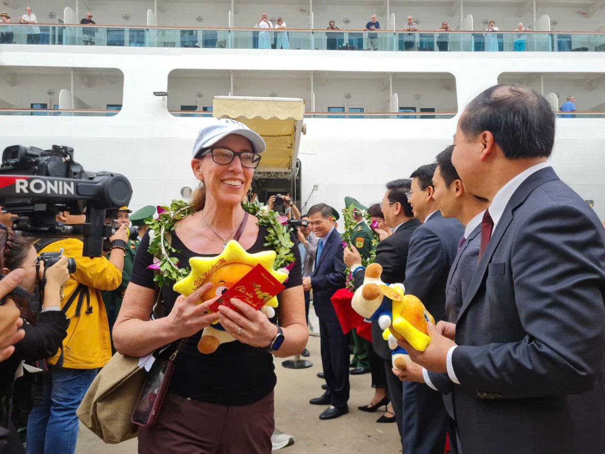 Du khách thích thú đón nhận món quà lưu niệm chúc mừng năm mới từ đại diện lãnh đạo UBND tỉnh Quảng Ninh, sở ban ngành chức năng và cảng tàu khách quốc tế Hạ Long.