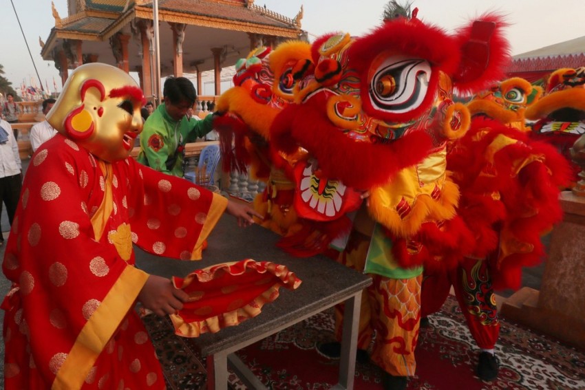 Lễ hội múa lân trước Cung điện Hoàng gia ở Phnom Penh, Campuchia Lễ hội múa lân trước Cung điện Hoàng gia ở Phnom Penh, Campuchia