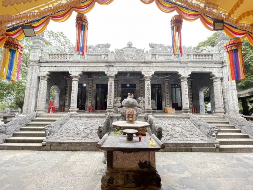 Đền Thái Vi nằm giữa không gian cảnh quan sơn thủy hữu tình trong khu rừng Ô Lâm xưa. Đền Thái Vi nằm giữa không gian cảnh quan sơn thủy hữu tình trong khu rừng Ô Lâm xưa.