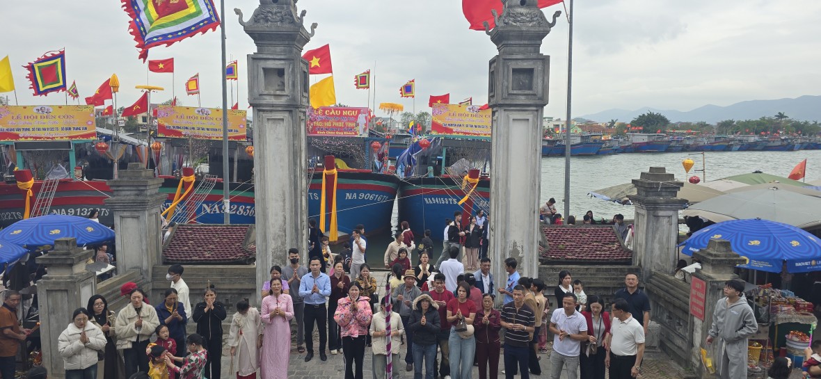 Người dân nườm nượp về Đền Cờn cầu bình an ngày mồng 1 Tết Bính Ngọ