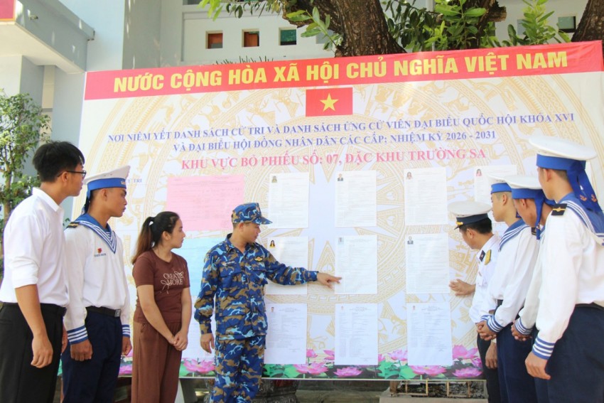 10.	Cán bộ, chiến sĩ trên các đảo tìm hiểu kỹ ứng cử viên đại biểu