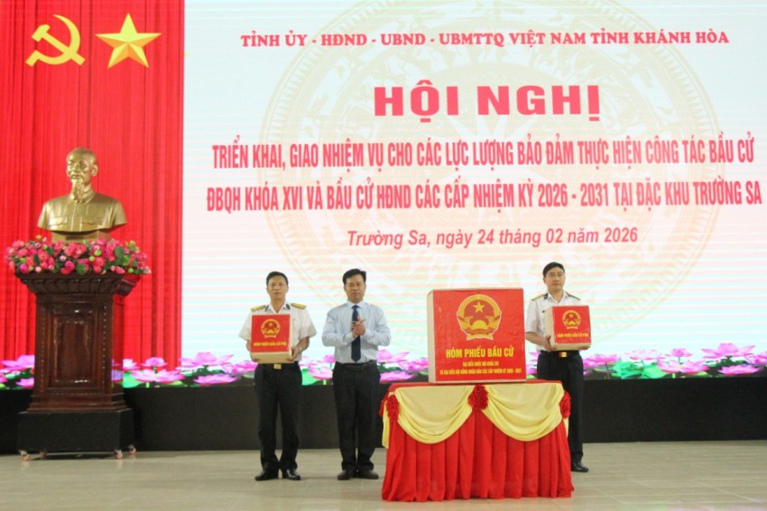 1.	Chủ tịch UBND đặc khu Trường Sa trao hòm phiếu và vật chất bầu cử cho đoàn công tác mang ra các đảo thực hiện bầu cử