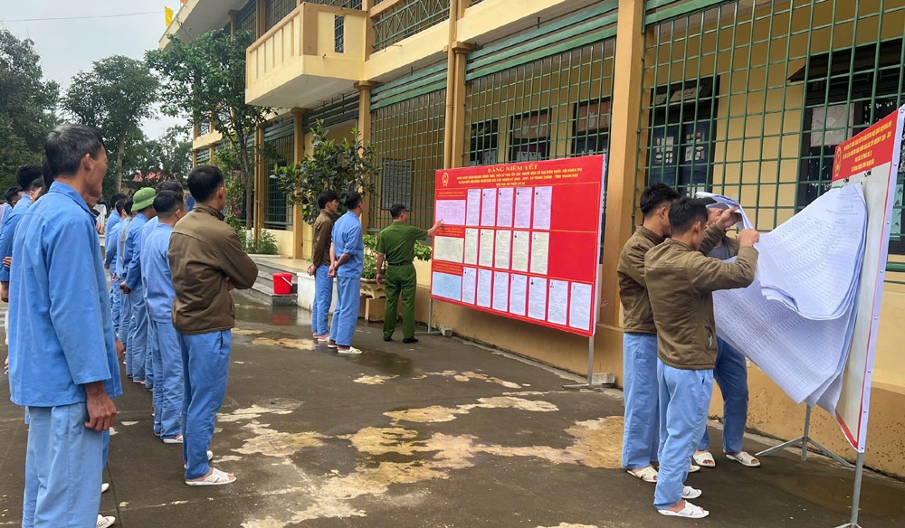 Học viên tích cực tìm hiểu thông tin đại biểu qua các danh sách đã được niêm yết công khai - Ảnh Công an Thanh Hóa.