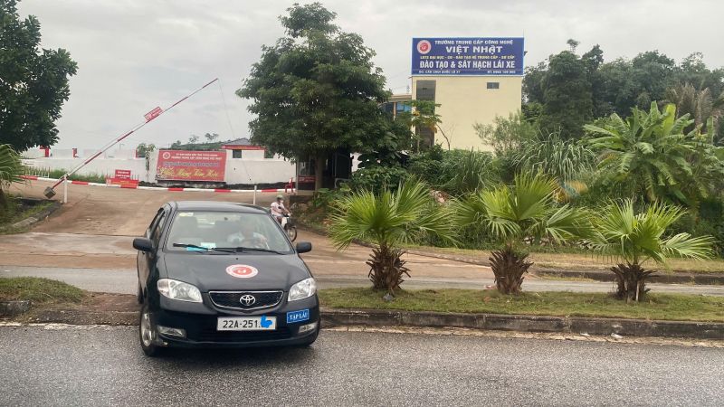 Xác minh nhiều phương tiện của trung tâm đào tạo lái xe có dấu hiệu đi qua dải phân cách cố định gây bức xúc