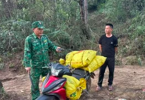 Bắt giữ đối tượng vận chuyển hàng trăm kg xúc xích bẩn vào Việt Nam tiêu thụ ngày cận tết