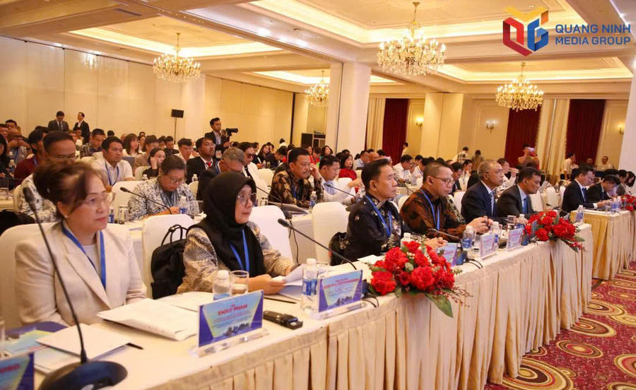 Lãnh đạo sở, ngành của thành phố trao đổi với doanh nghiệp, nhà đầu tư Indonesia.Ảnh: Báo Quảng Ninh