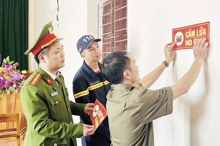 Bảo đảm an toàn PCCC tại các điểm bỏ phiếu ở KKT Vũng Áng - Ảnh Công an Hà Tĩnh.