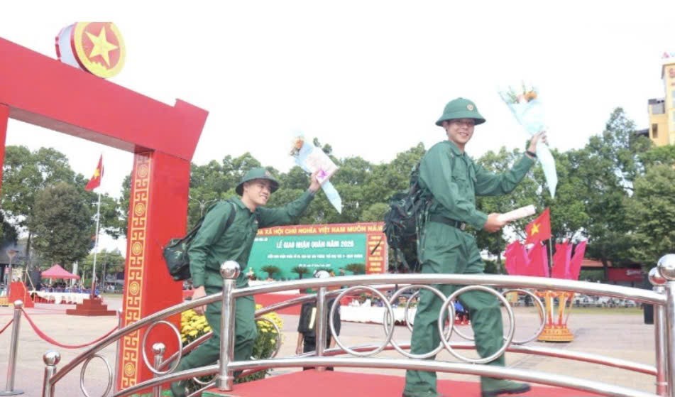 Gần 5.500 tân binh Đắk Lắk phấn khởi lên đường trong Ngày hội tòng quân 2026 Gần 5.500 tân binh Đắk Lắk phấn khởi lên đường trong Ngày hội tòng quân 2026