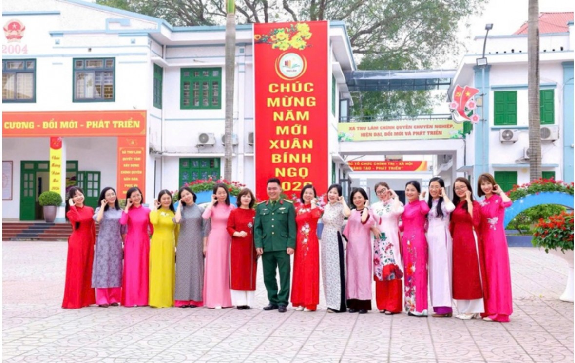 Hà Nội: Phụ nữ xã Thư Lâm rạng rỡ sắc Áo dài nơi công sở