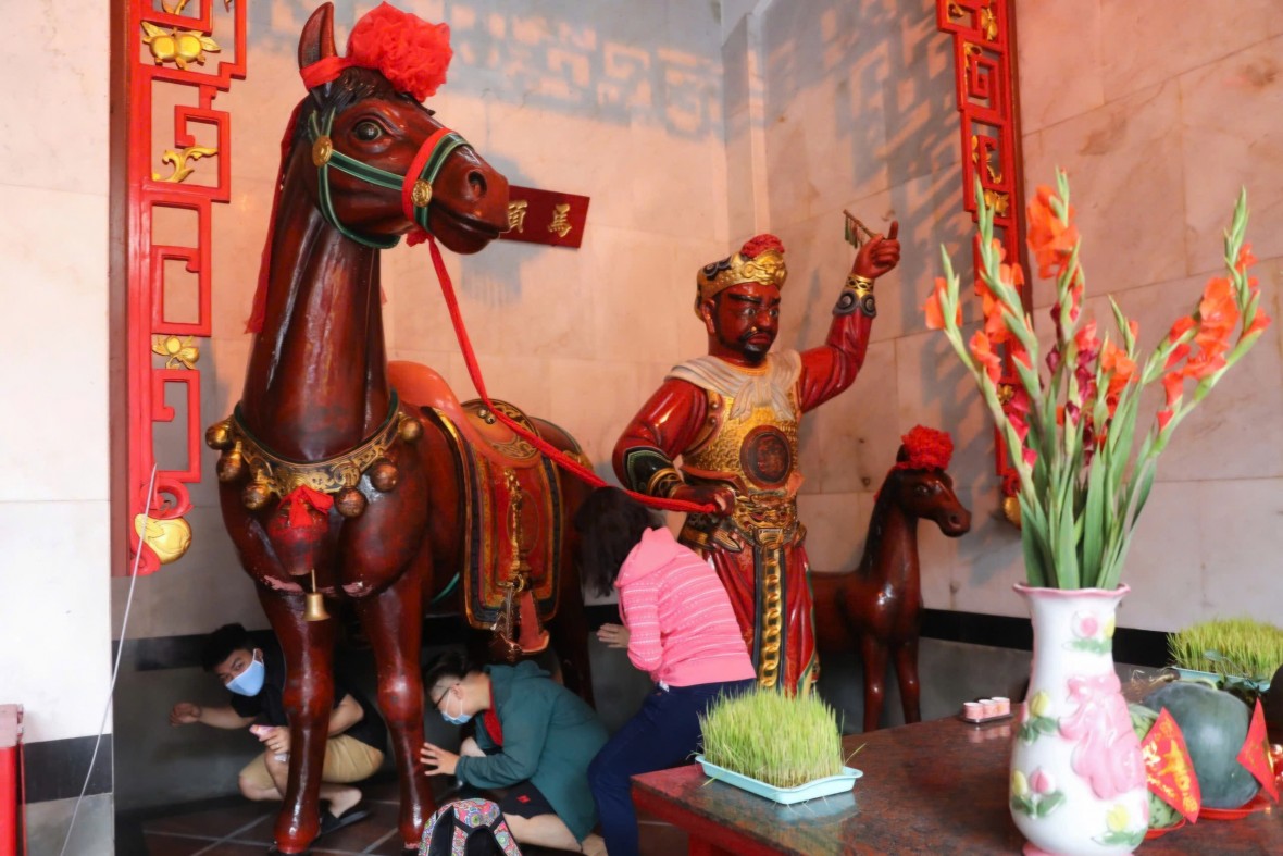 Ngày Xuân chui bụng ngựa cầu may