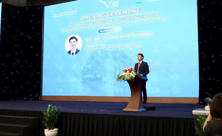 Ông Nguyễn Văn Công, Phó Chủ tịch UBND thành phố Quảng Ninh, phát biểu chào mừng.