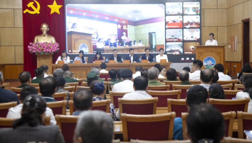 Quang cảnh hội nghị tiếp xúc cử tri vận động bầu cử của người ứng cử đại biểu HĐND tỉnh khóa XV tại trụ sở UBND phường Cẩm Phả.