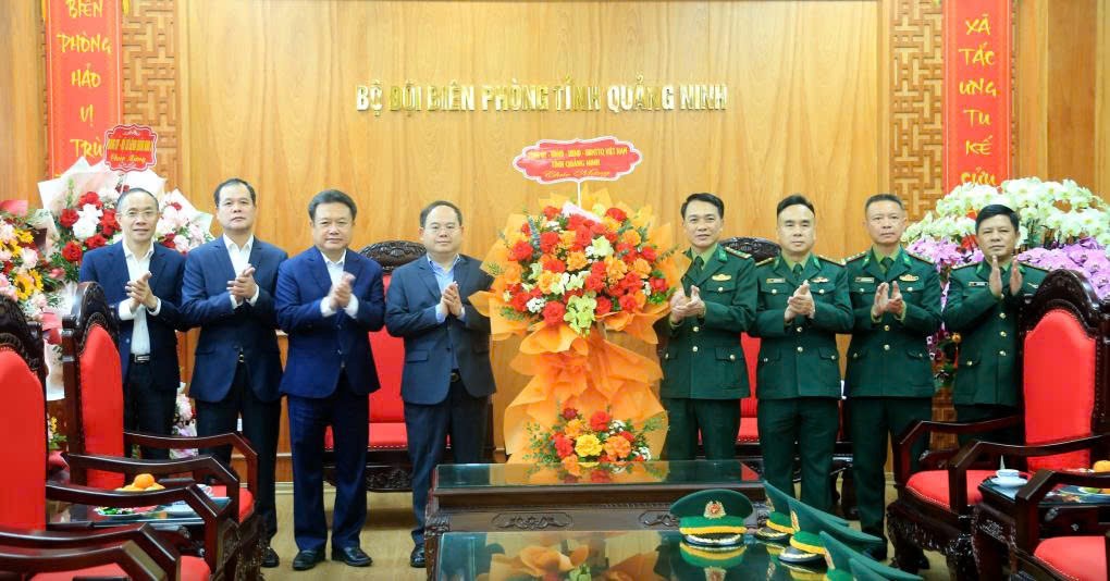 Bí thư Tỉnh ủy và các đồng chí Ủy viên BTV Tỉnh ủy tặng hoa chúc mừng cán bộ, chiến sĩ Ban Chỉ huy Bộ đội Biên phòng tỉnh.