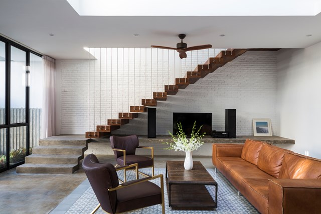 Ph&iacute;a sau l&agrave; ph&ograve;ng ngủ ch&iacute;nh với cửa sổ trượt lớn hướng ra s&acirc;n sau mang lại cảm gi&aacute;c rộng mở. Ph&ograve;ng tắm cũng l&agrave; kh&ocirc;ng gian mở.