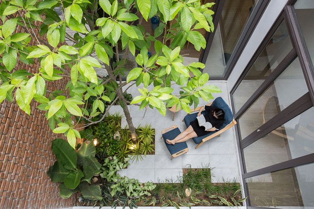 Một ph&ograve;ng ngủ nằm ở cuối v&agrave; được ngăn c&aacute;ch với bếp v&agrave; ph&ograve;ng ăn bằng một khu vườn nhỏ.&nbsp;