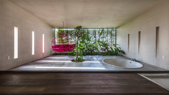 Kh&ocirc;ng gian được hưởng lợi từ việc đối diện với nguồn &aacute;nh s&aacute;ng tự nhi&ecirc;n k&eacute;p của khu vườn v&agrave; c&aacute;c g&oacute;c &ocirc;m ngược v&agrave;o bức tường đối diện, tạo cảm gi&aacute;c t&ocirc;n nghi&ecirc;m.