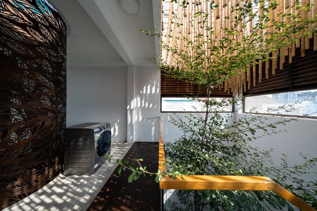 Tấm sắt mỏng phủ khắp 5 tầng ng&ocirc;i nh&agrave;, được thiết kế để tr&ocirc;ng giống như treo tự do tr&ecirc;n kh&ocirc;ng trung.&nbsp;