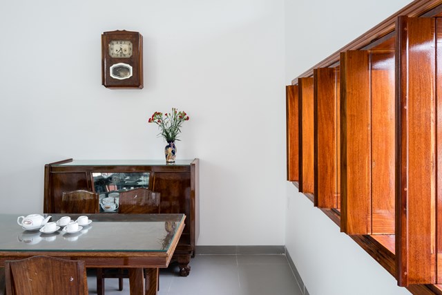 Hơn nữa, với t&iacute;nh linh hoạt v&agrave; khả năng chống thấm nước, gỗ Pyinkado (gỗ Căm Xe) đ&atilde; chứng tỏ được độ bền của n&oacute; qua năm th&aacute;ng v&agrave; trở th&agrave;nh đặc sản của những ng&ocirc;i nh&agrave; địa phương.