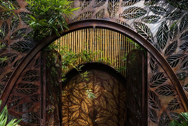 Để giải quyết những hạn chế n&ecirc;u tr&ecirc;n, đồng thời tăng cường chiếu s&aacute;ng v&agrave; th&ocirc;ng gi&oacute; tự nhi&ecirc;n, c&aacute;c kiến tr&uacute;c sư quyết định bỏ qua tường ngăn trong nh&agrave;, sử dụng 