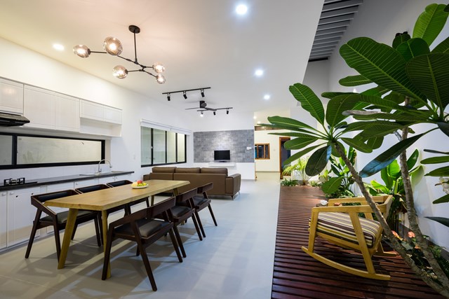 Ng&ocirc;i nh&agrave; đ&atilde; thể hiện sự kết hợp ho&agrave;n hảo giữa kiến ​​tr&uacute;c truyền thống, địa phương với kiến ​​tr&uacute;c hiện đại, quen thuộc nhưng kh&ocirc;ng qu&aacute; phổ biến.