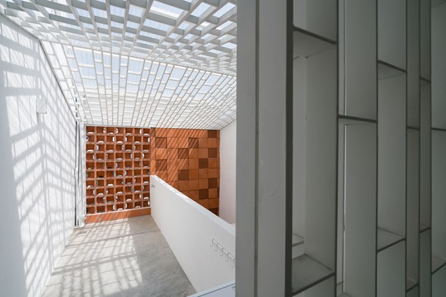 Ch&uacute;ng t&ocirc;i đề xuất một sự thay đổi nhẹ nh&agrave;ng v&agrave; kinh tế: thay thế tất cả c&aacute;c bức tường b&ecirc; t&ocirc;ng xung quanh hệ thống cầu thang bằng một tấm kim loại trong suốt với hoa văn tre. C&aacute;ch n&agrave;y gi&uacute;p tăng kết nối giữa kh&ocirc;ng gian ph&iacute;a trước v&agrave; ph&iacute;a sau.&nbsp;