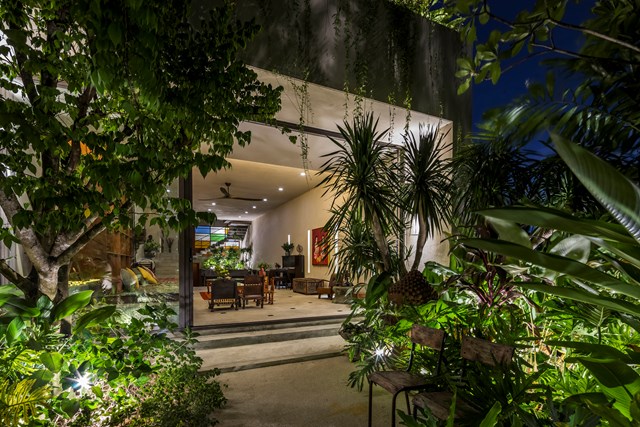 Ngôi nhà như một khối bê tông nhưng được 'chạm khắc' không gian tinh xảo - Ảnh 2 Ngôi nhà như một khối bê tông nhưng được 'chạm khắc' không gian tinh xảo - Ảnh 2