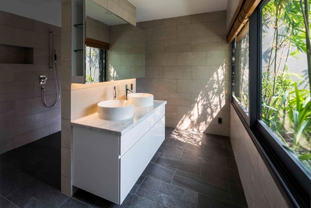 Ph&ograve;ng tắm ch&iacute;nh v&agrave; ph&ograve;ng kh&aacute;ch mở ra tr&ecirc;n s&acirc;n hi&ecirc;n ở ph&iacute;a Đ&ocirc;ng.