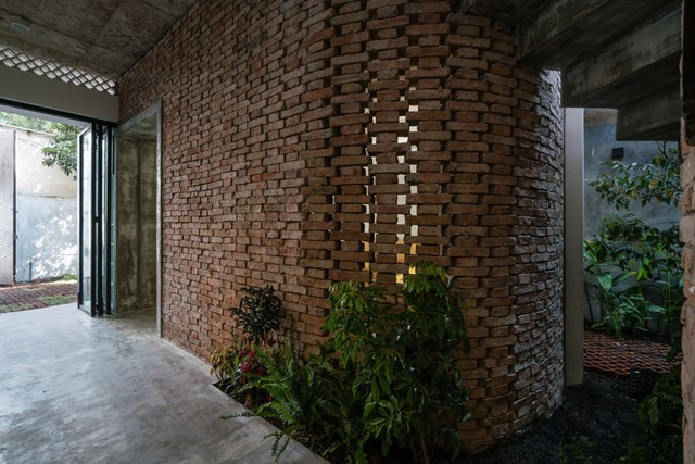 Nh&agrave; mới cải tạo được bảo vệ k&iacute;n cổng cao tường.