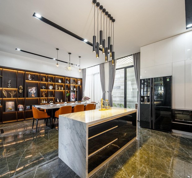 Chiếc tủ &acirc;m tường b&agrave;y nhiều đồ trang tr&iacute;