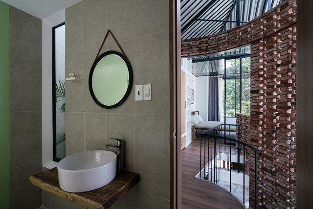 C&aacute;c kiến tr&uacute;c sư đ&aacute;nh gi&aacute; ng&ocirc;i nh&agrave; cổ c&oacute; gi&aacute; trị tự th&acirc;n, do đ&oacute; quyết định giữ nguy&ecirc;n khung kết cấu v&agrave; gia cố nhằm n&acirc;ng đỡ tầng 2 v&agrave; tăng diện t&iacute;ch s&agrave;n sử dụng. Phương ph&aacute;p n&agrave;y ph&ugrave; hợp với định hướng thiết kế ban đầu (tầng 2 th&ocirc;ng tho&aacute;ng, &iacute;t chia cắt) nhưng hạn chế về tải trọng của m&aacute;i.