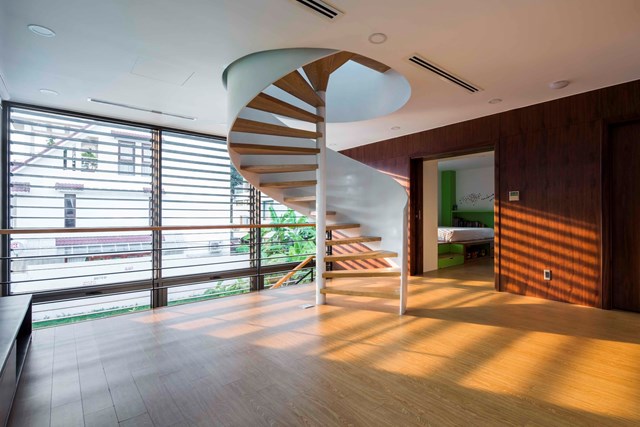 Trong khối lập phương m&agrave;u trắng ở tầng 1 l&agrave; phần ch&iacute;nh của c&ocirc;ng tr&igrave;nh. Căn hộ c&oacute; 2 ph&ograve;ng ngủ với ph&ograve;ng tắm v&agrave; g&aacute;c lửng lớn dọc theo cầu thang.&nbsp;Tr&ecirc;n g&aacute;c lửng, một cầu thang xoắn ốc thứ 2 dẫn l&ecirc;n tầng tr&ecirc;n.